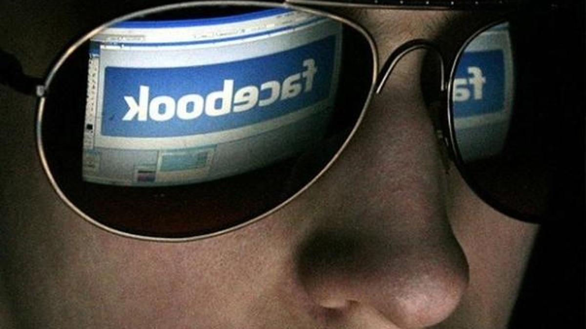 Snowden: Facebook sizi gizlice gözetliyor
