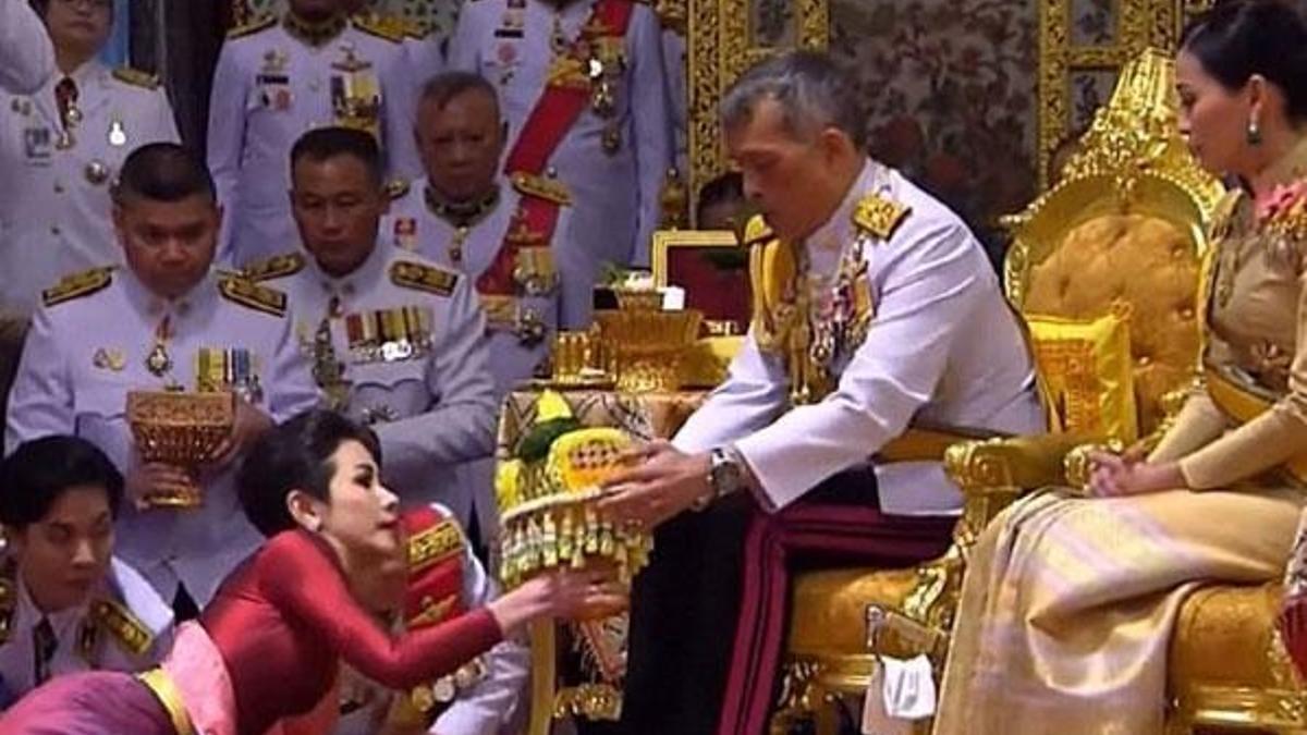Tayland Kralı 'resmi metresini' ilan etti!