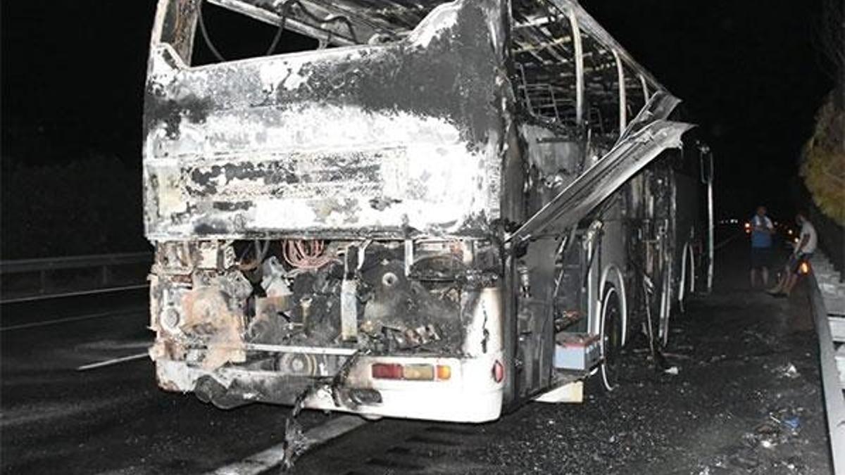 Çeşme'de tur otobüsü alev alev yanarak küle döndü