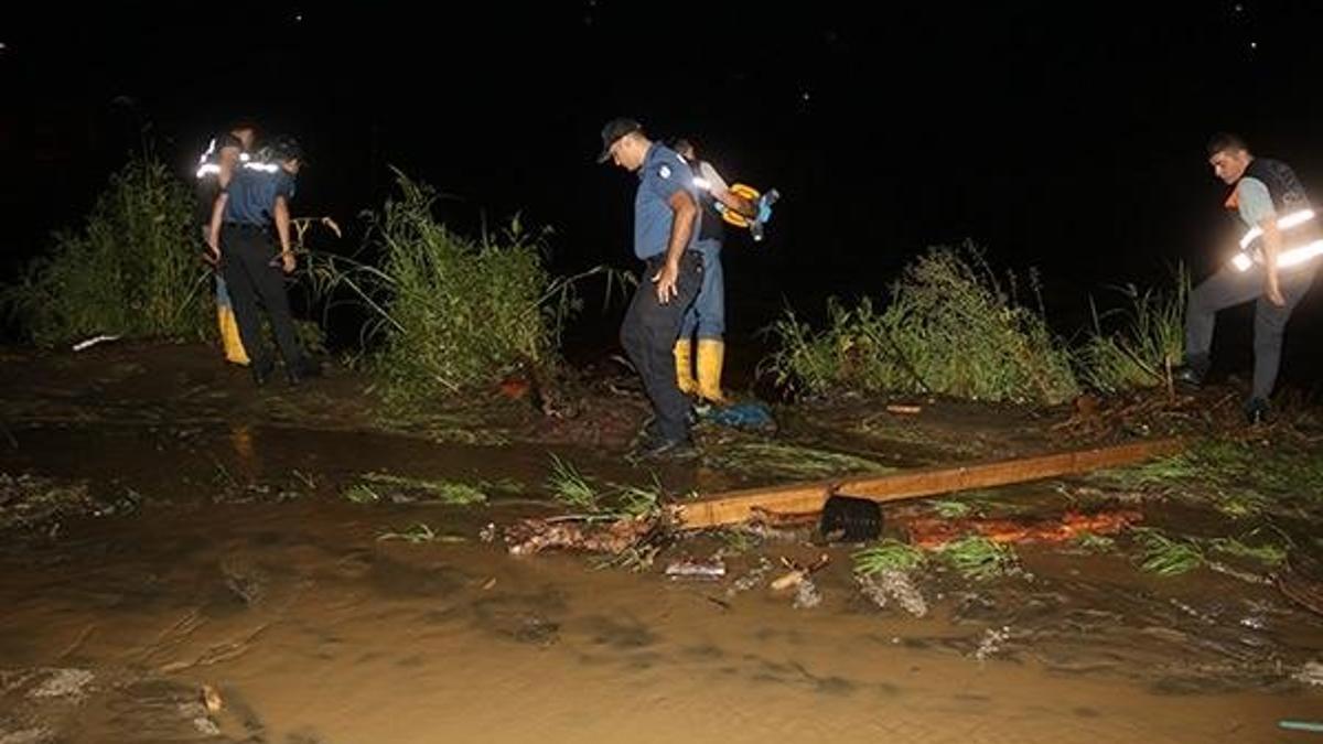 Rize’de 1 kişi sel sularına kapılarak kayboldu