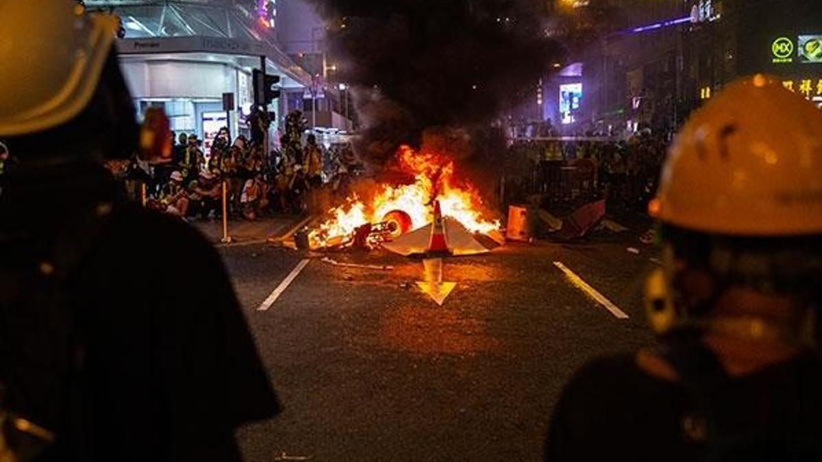 Hong Kong'da 200'den fazla uçuş iptal edildi