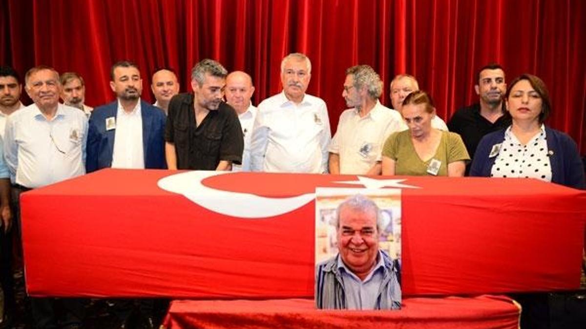 Kardeşe veda! Ünlü oyuncu Cengiz Sezici, Adana’da toprağa verildi