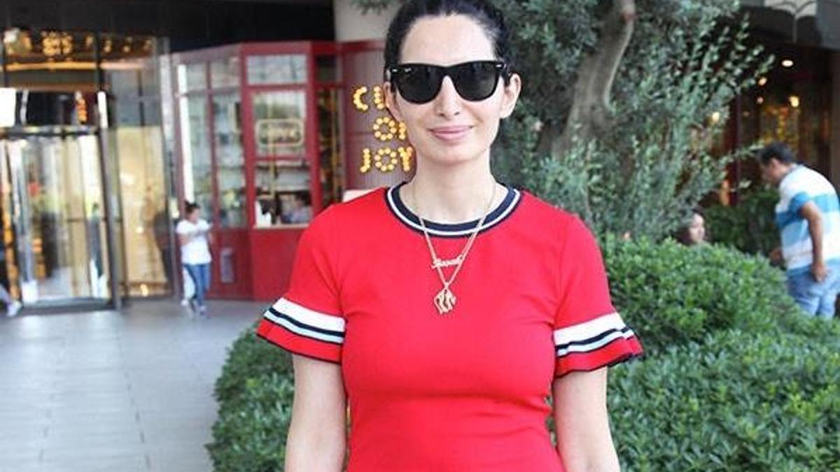 Başak Sayan kırmızılar içinde