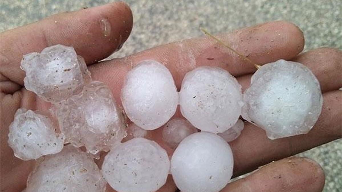Antalya'da ceviz büyüklüğünde dolu yağdı