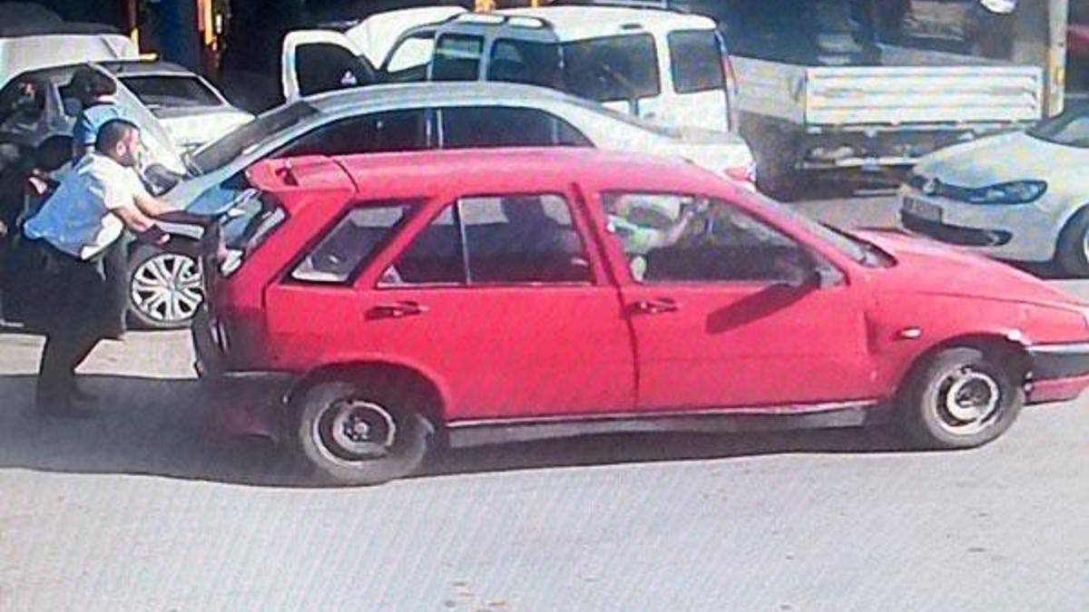 Satıp parasını alamadığı otomobilini iterek kaçırdı!