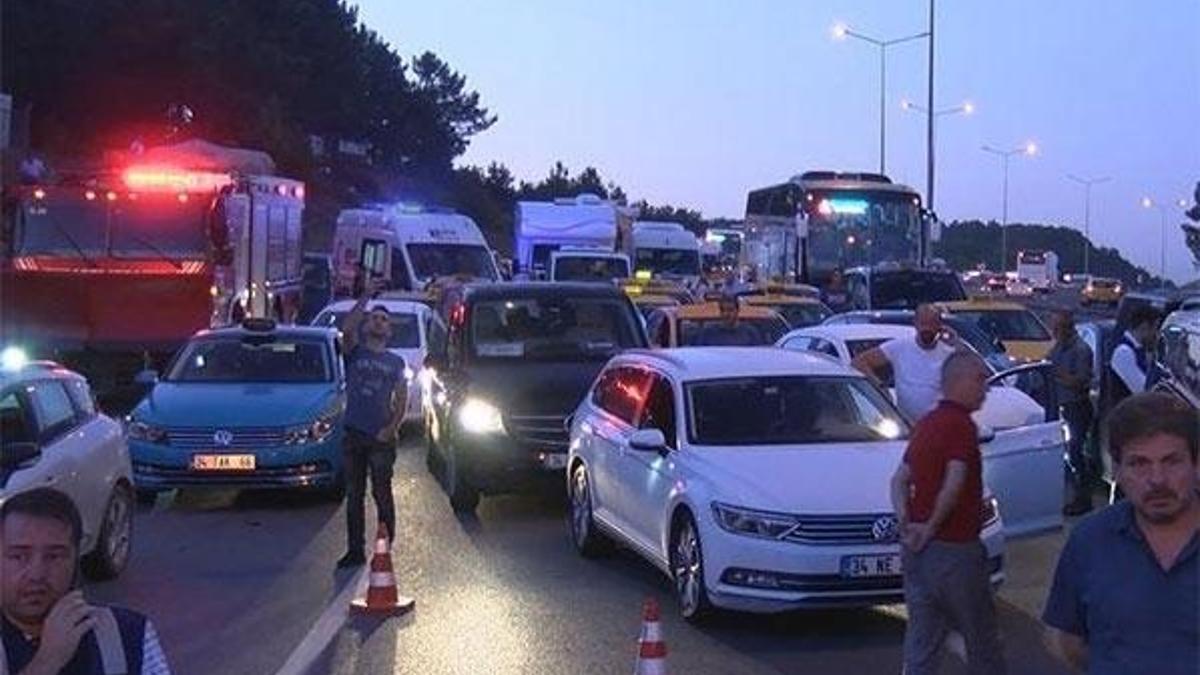 İstanbul Havalimanı yolunda hafriyat kamyonu devrildi