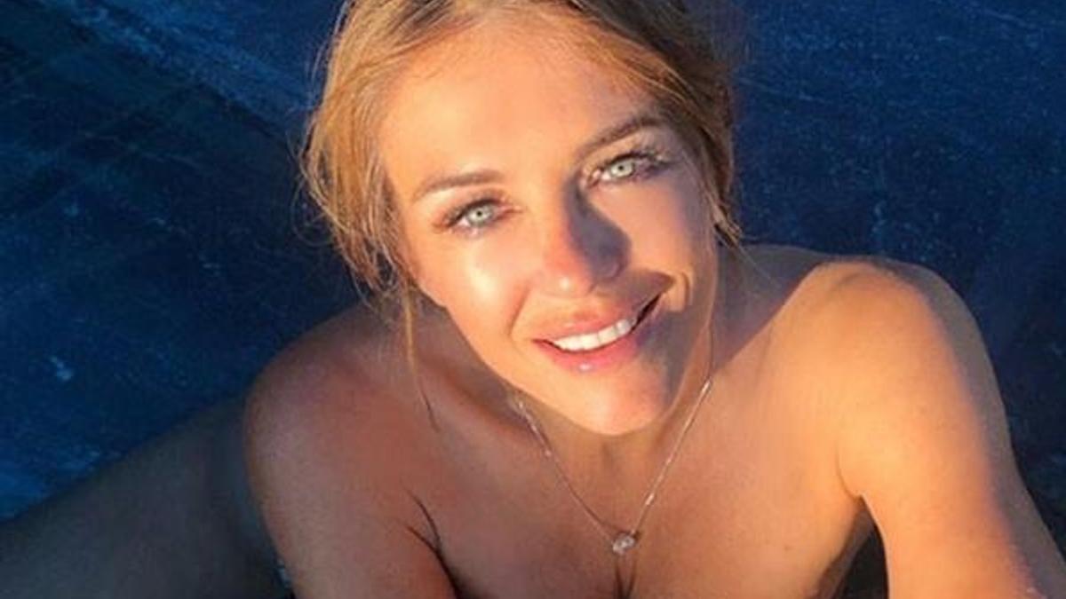 Elizabeth Hurley'den havuzda üstsüz poz