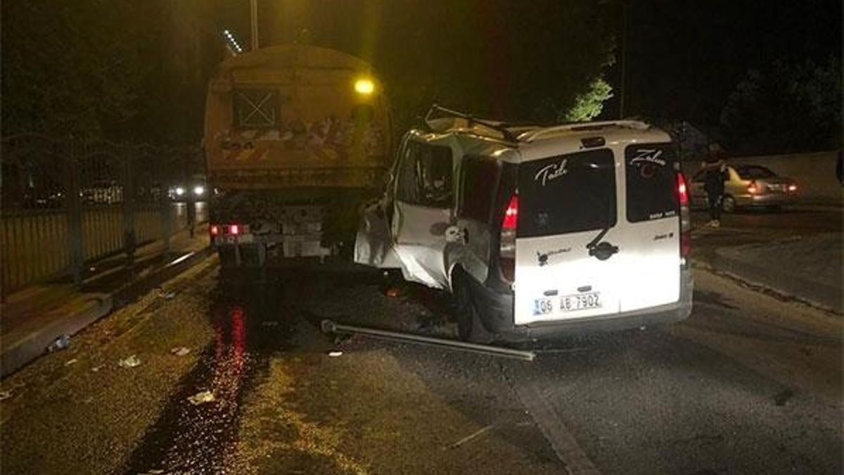 Araçta sıkışan arkadaşını bırakıp kaçtı