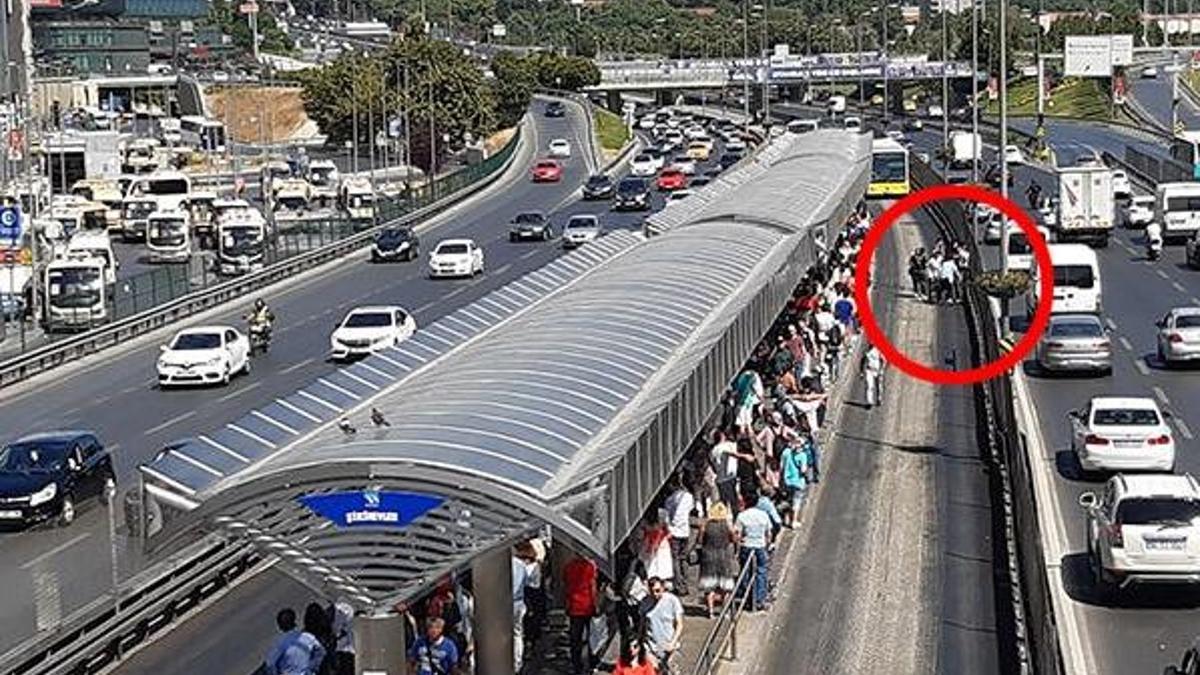 Şirinevler'de bir genç metrobüsün altında kaldı