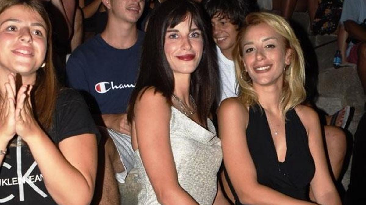 Aşk dolu gözlerle izledi