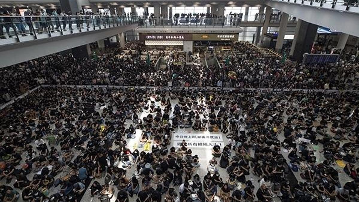 Hong Kong Havalimanı’nda uçuşlar tekrar başladı