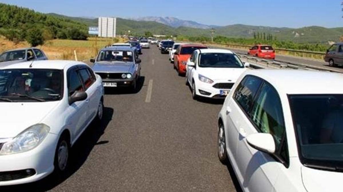 Akyaka'ya turist akını! Nüfus patladı, araba koyacak yer kalmadı