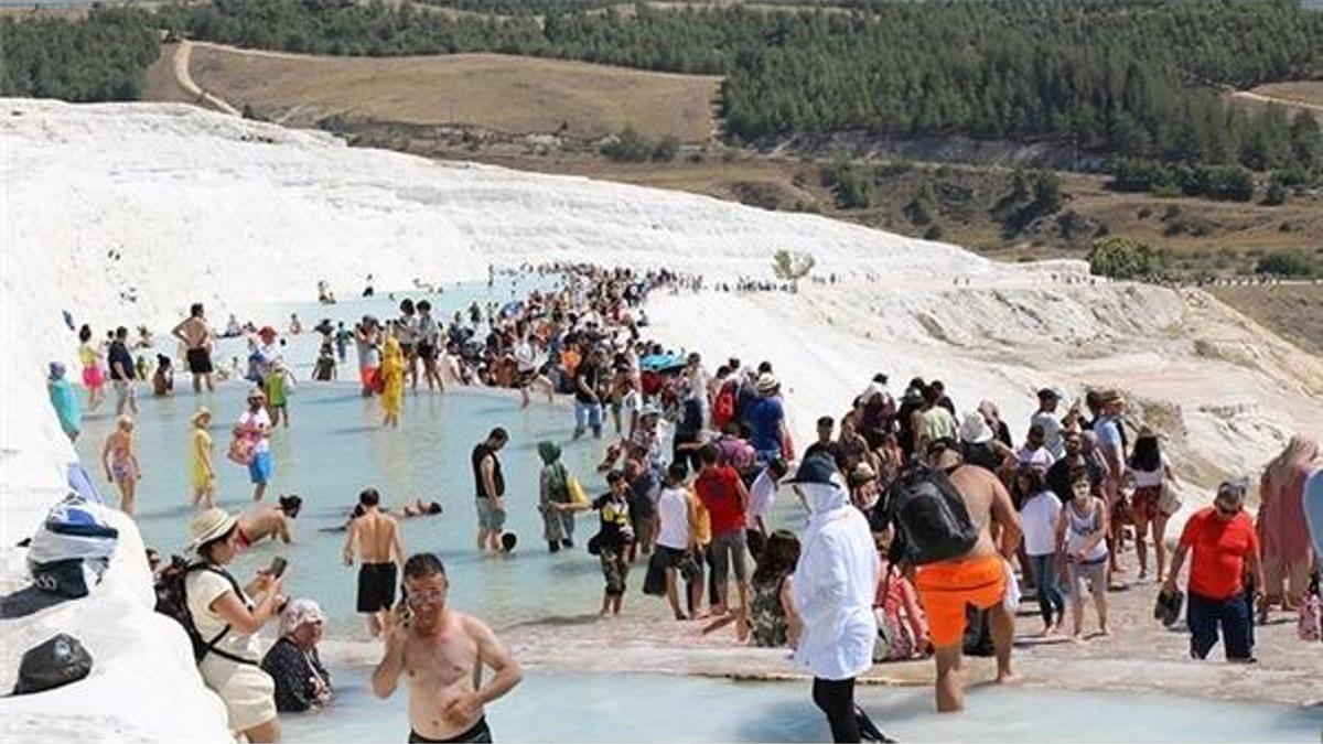 Pamukkale bayram tatilinde ziyaretçi akınına uğradı
