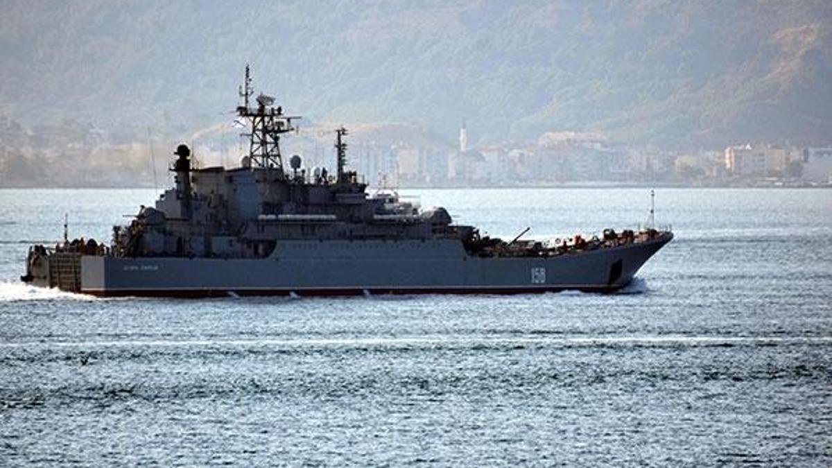 Rus savaş gemisi Boğaz'dan böyle geçti