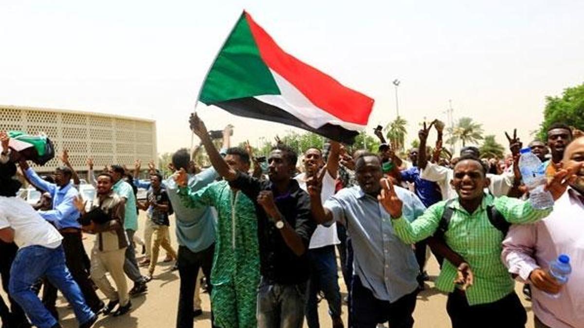 Sudan'da beklenen imzalar atıldı
