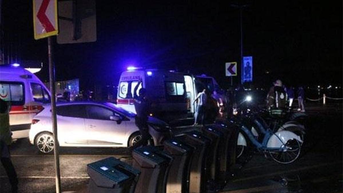 Minibüs balık tutanlara çarpıp denize uçtu: 1'i ağır 6 yaralı