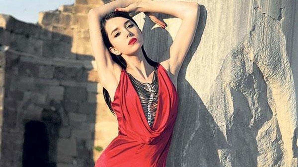 Sahne ona emanet