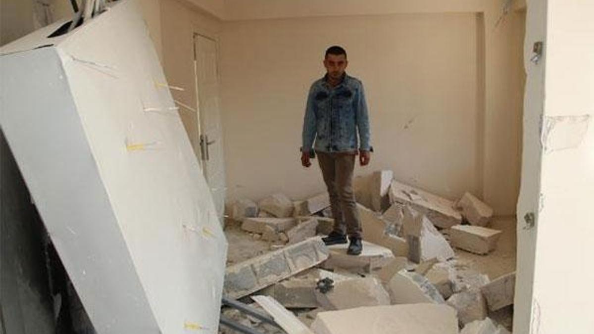 Apartmanın elektrik trafosu patladı, çelik kapılar yerinden fırladı