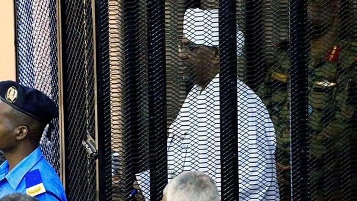 Sudan'ın devrik lideri Beşir hakim karşısında