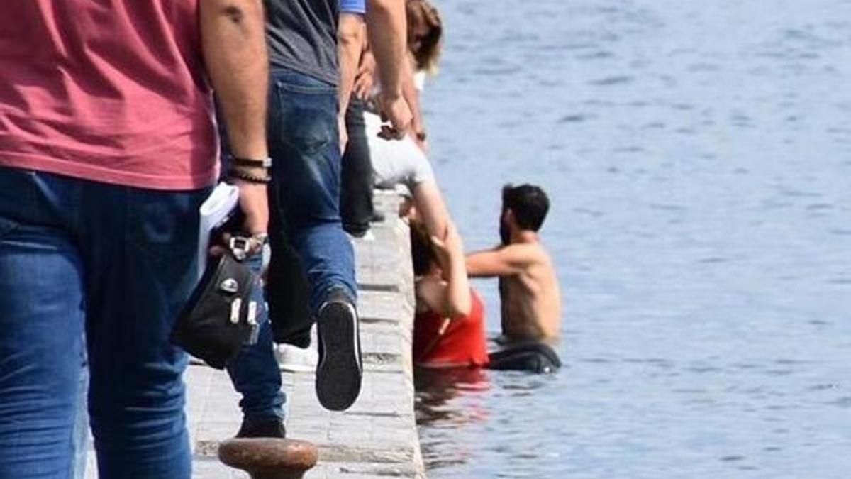 Denizde panik! 2 kız motosikletle giderken...