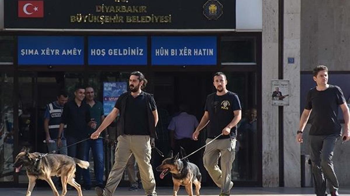 Diyarbakır Büyükşehir Belediyesi'nde 29 memur görevden alındı!