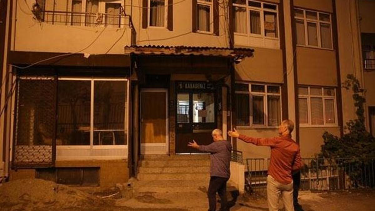 Çökme tehlikesi bulunan 2 bina gece yarısı tahliye edildi