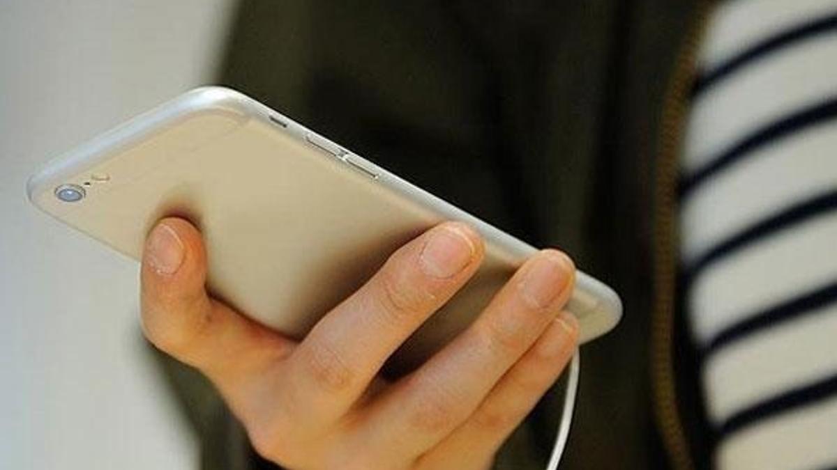 'Cep telefonları bilinenden üç kat fazla radyasyon yayıyor'