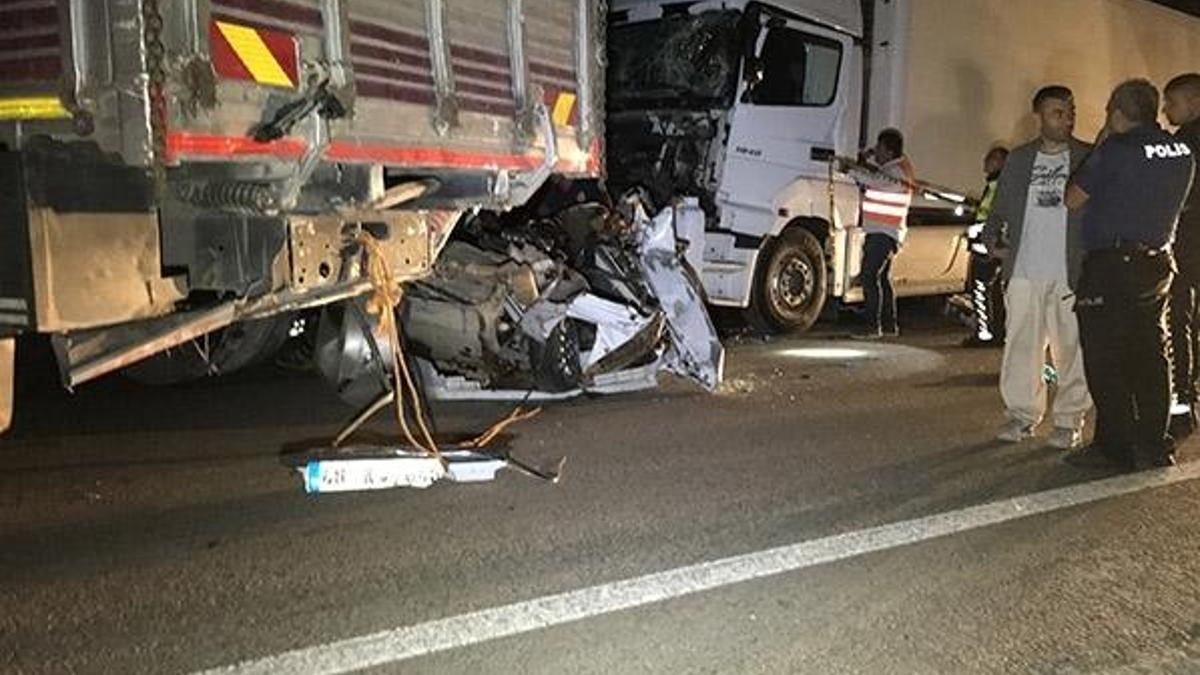 Yakıtı bitip kamyonla çekilen otomobile, TIR çarptı: 3 ölü, 2 yaralı