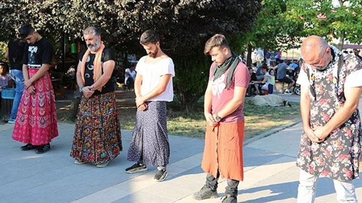 Erkekler, kadına yönelik şiddeti etek giyerek protesto etti