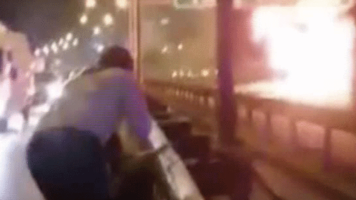 Otobüs yangını izlerken canından oluyordu!