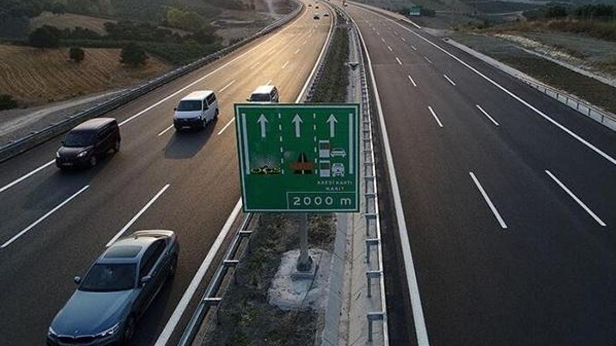 Bakan Turhan, İstanbul-İzmir Otoyolu'nu kullanan araç sayısını açıkladı
