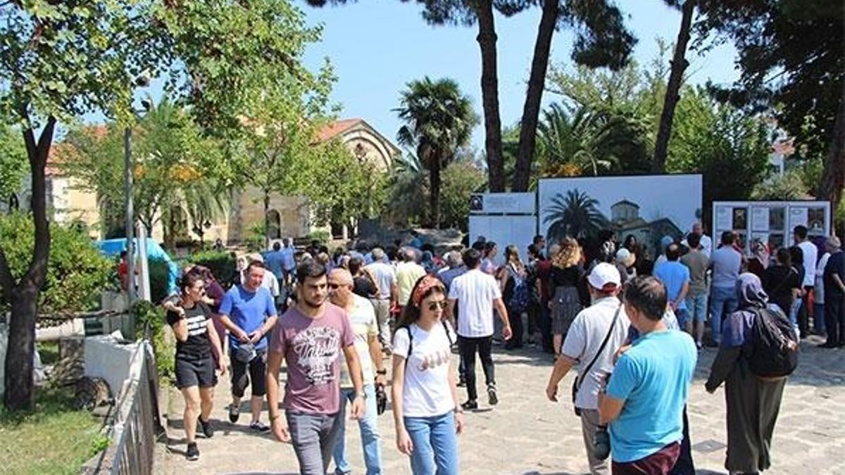 Restorasyon çalışmalarına rağmen akın ettiler