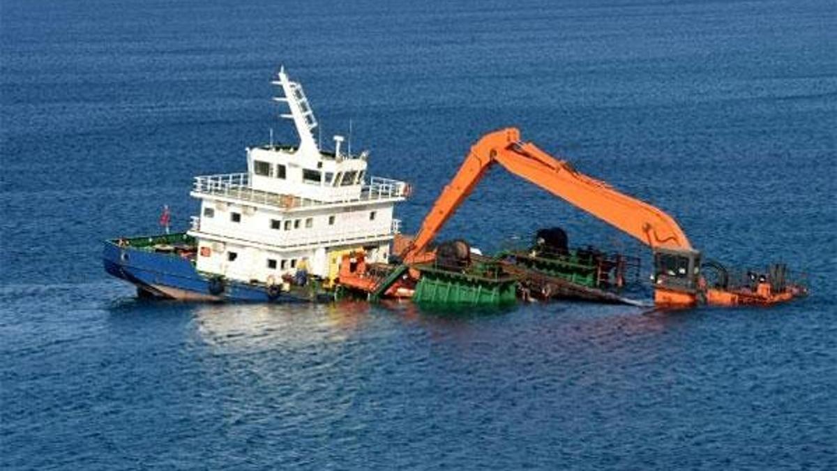 Bozcaada'da yarısı batık gemi, oturduğu karada duruyor