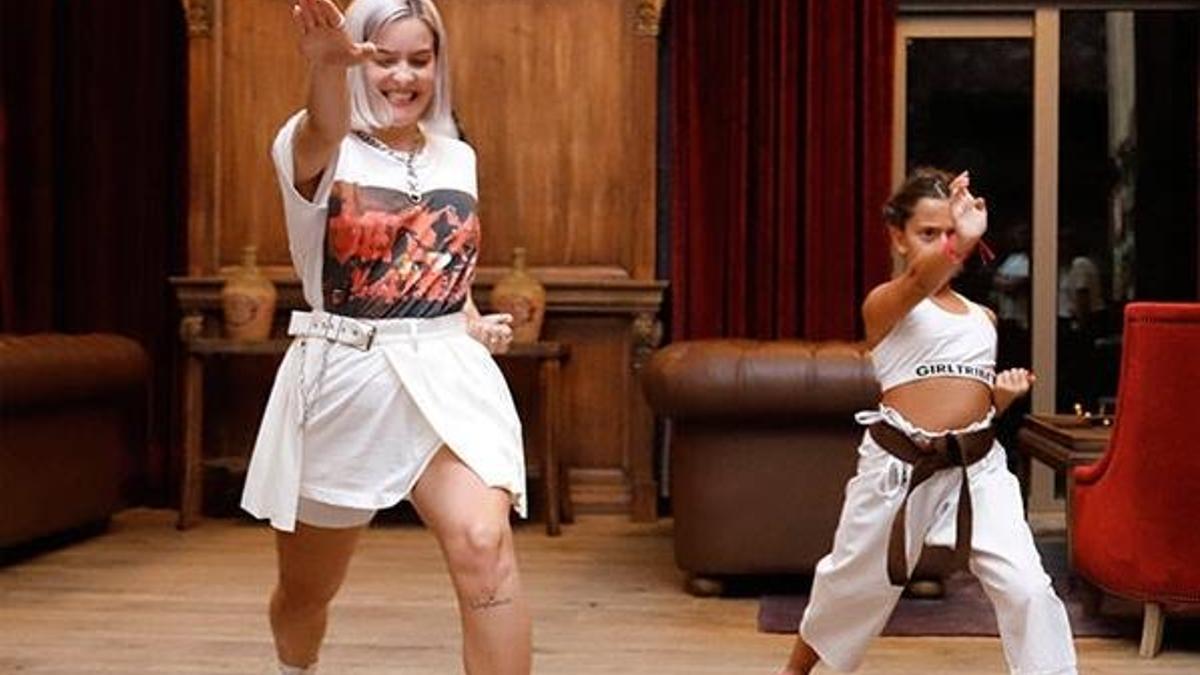 Anne Marie minik hayranıyla karate yaptı