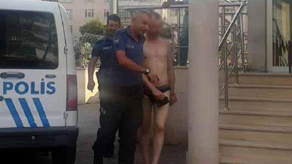 Kimse ne olduğunu anlamadı! İç çamaşırıyla sokaklarda