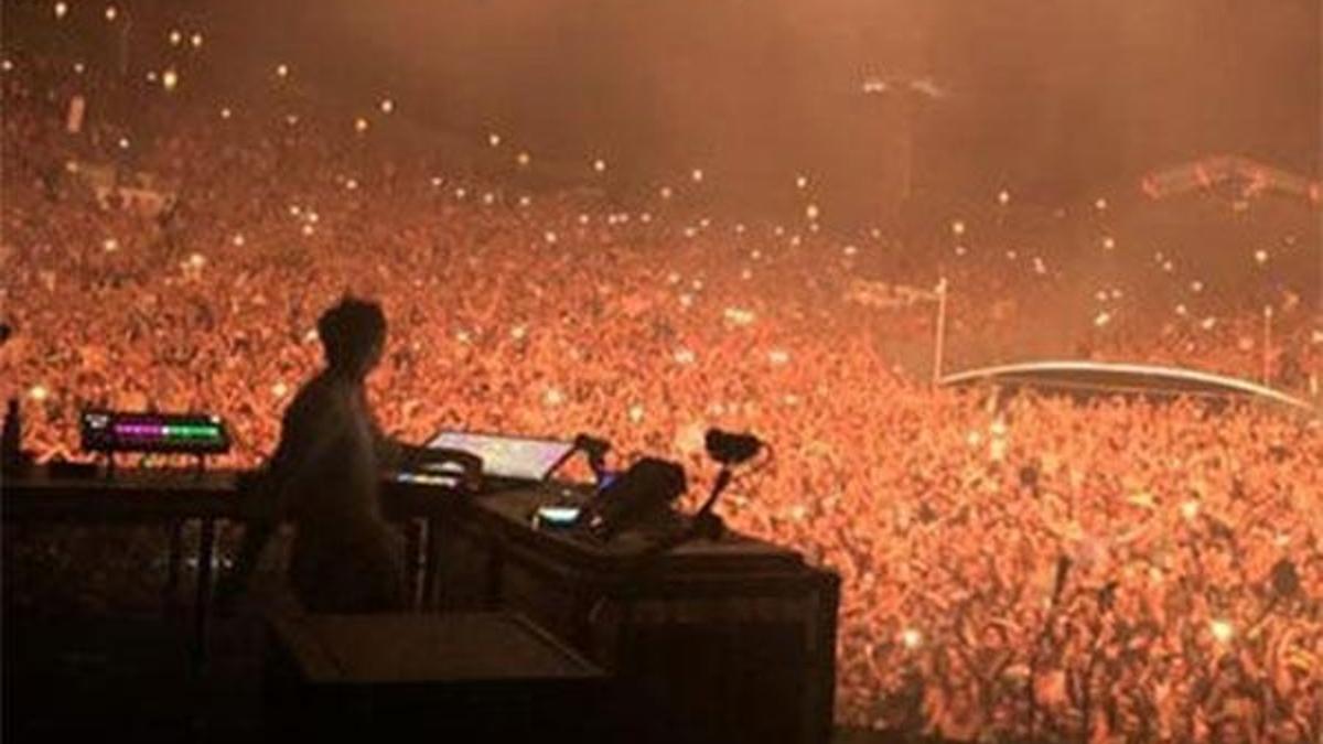 Festivalde şoke eden olay! Sahnede ilişkiye girdi