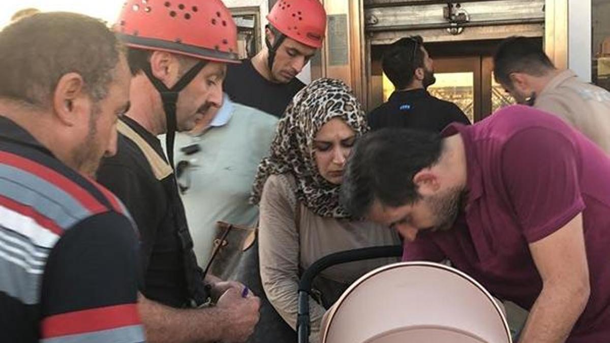 Metrobüs asansöründe büyük panik!