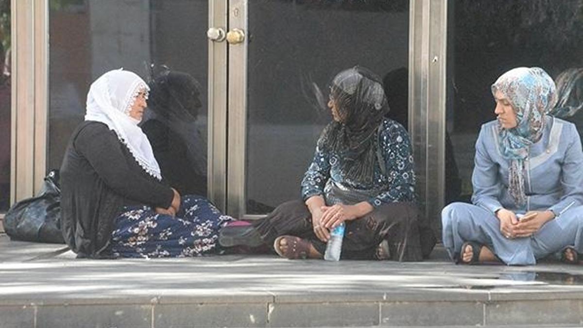 Çocukları dağa kaçırılan ailelerin HDP önündeki eylemi 2. gününde