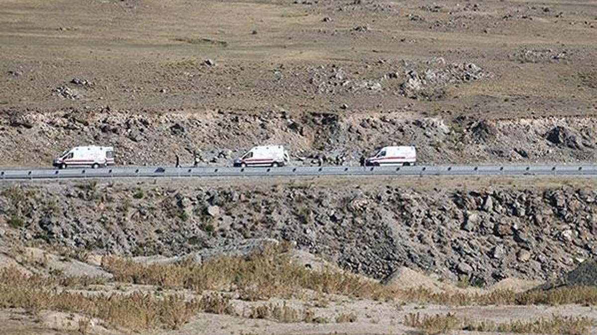 Ağrı'da minibüs devrildi: 2 ölü, 30 yaralı