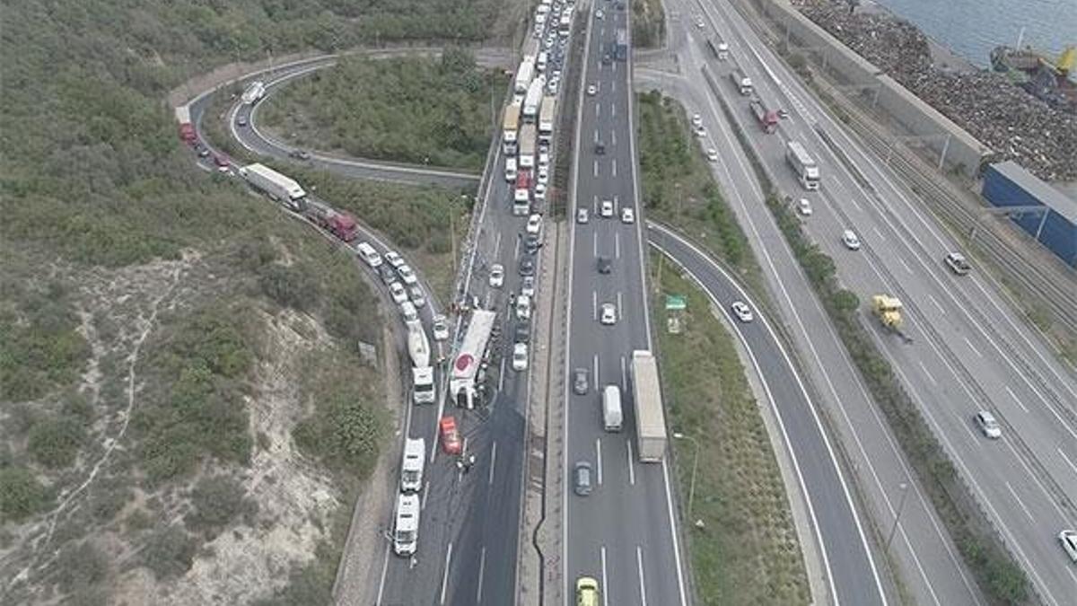 TEM’de TIR devrildi, 5 kilometrelik kuyruk oluştu