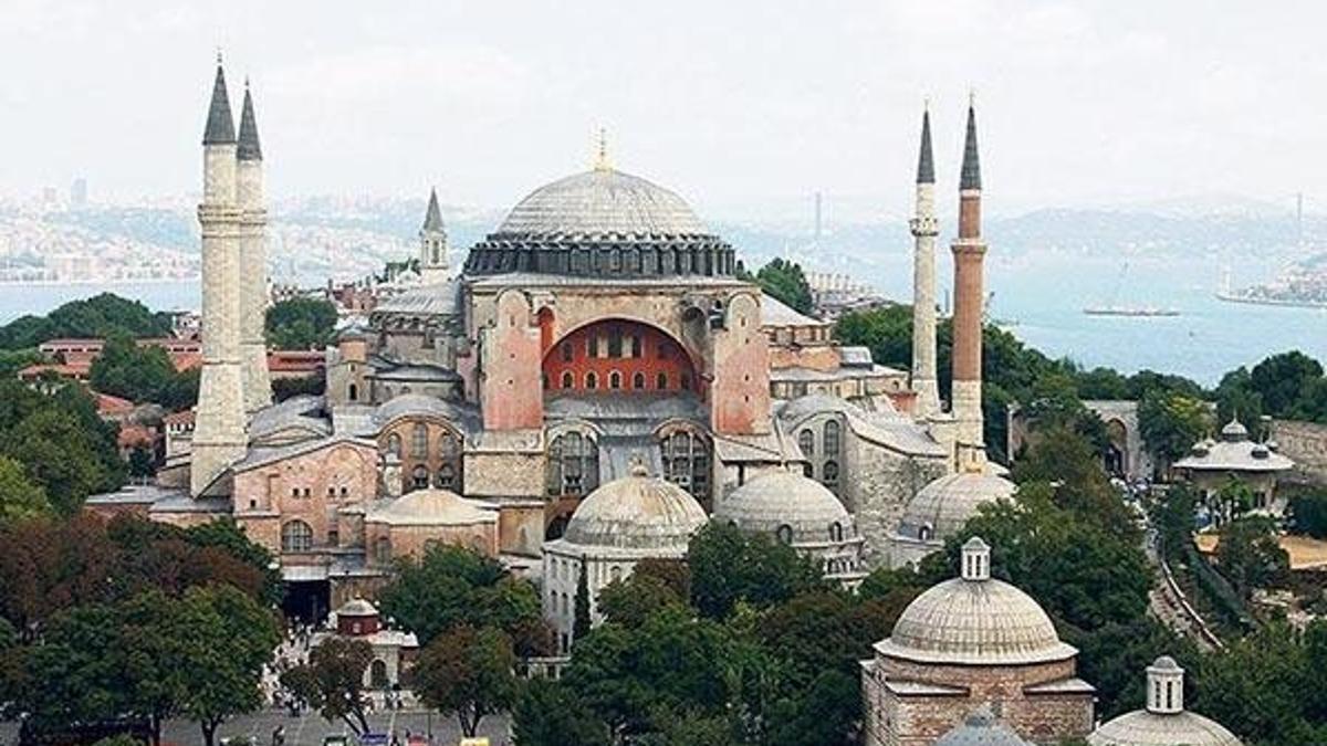 Ayasofya’daki çatlaklar alarm veriyor!