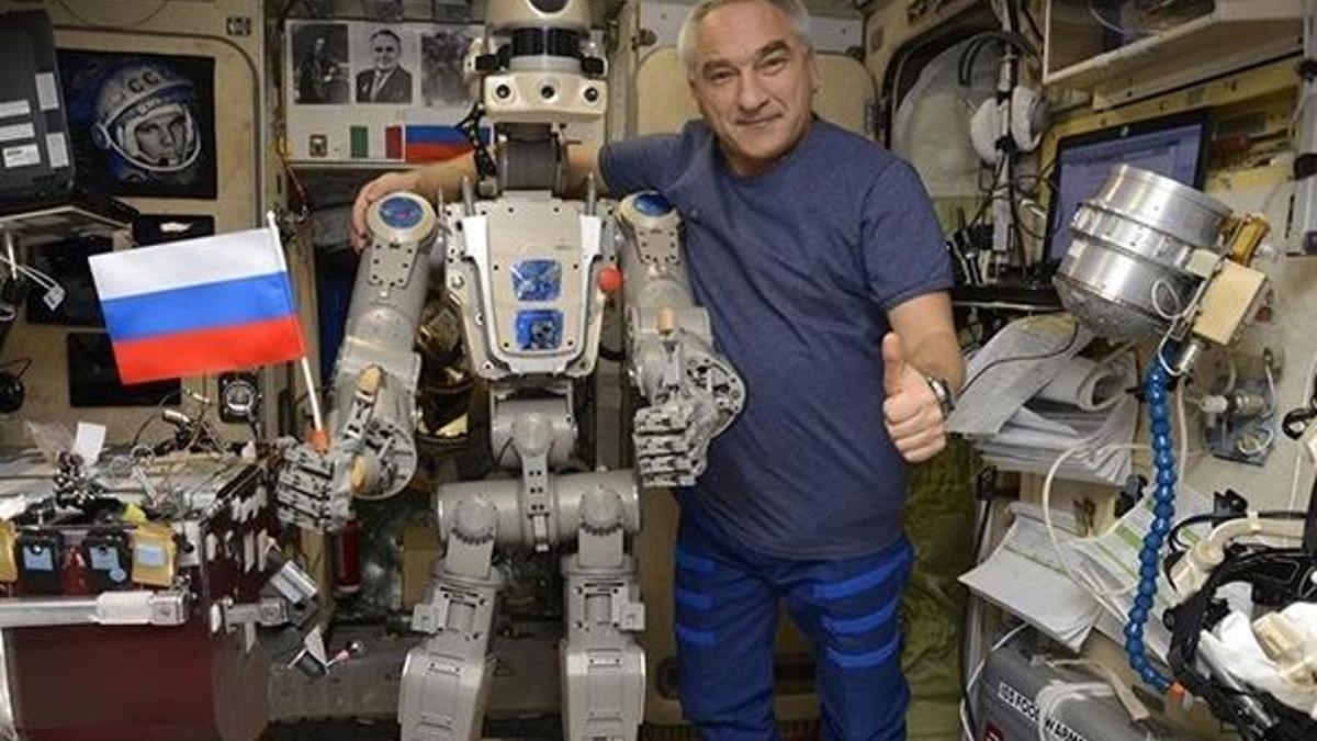 Görevini uzayda tamamlayan insansı robot dünyaya döndü