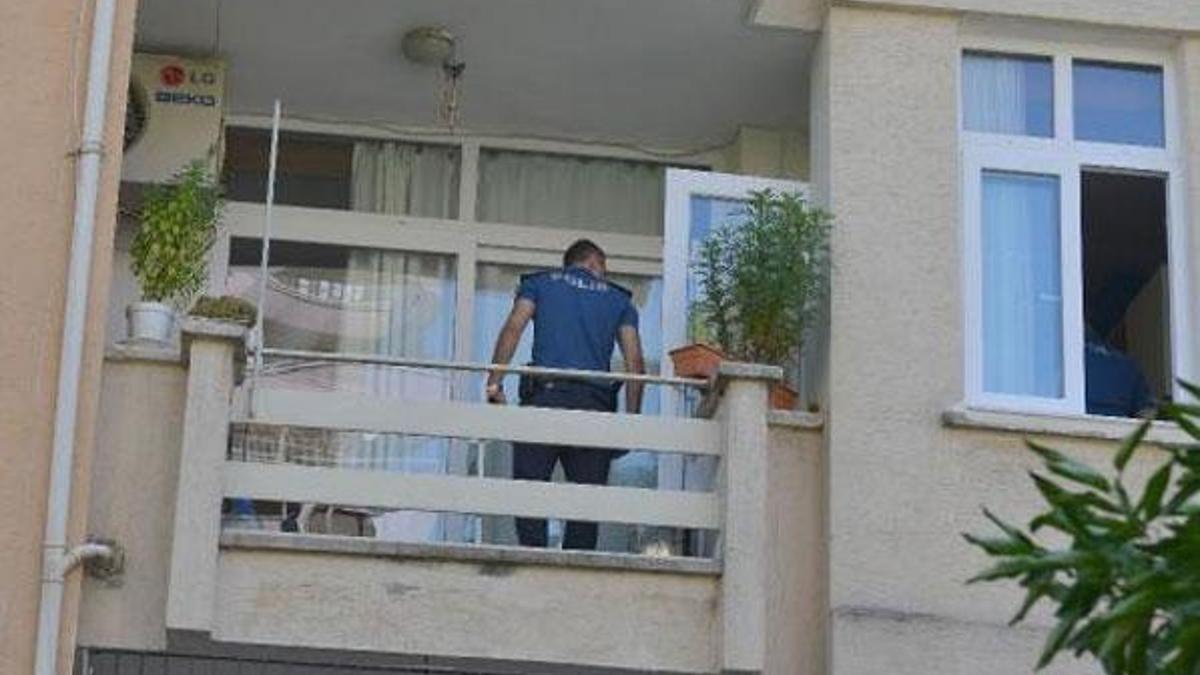 Oğlu yaptığı menemeni beğenmeyen anne, balkondan atladı