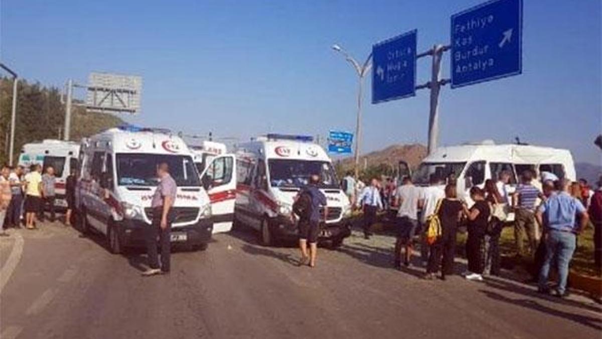 Servis minibüsü ile kamyon çarpıştı: 22 öğrenci yaralı