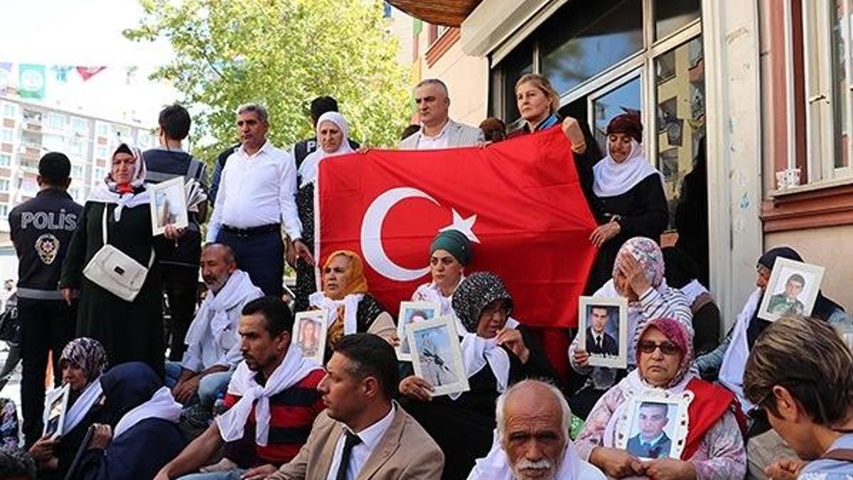Sanatçılardan Diyarbakır'da nöbet tutan annelere destek
