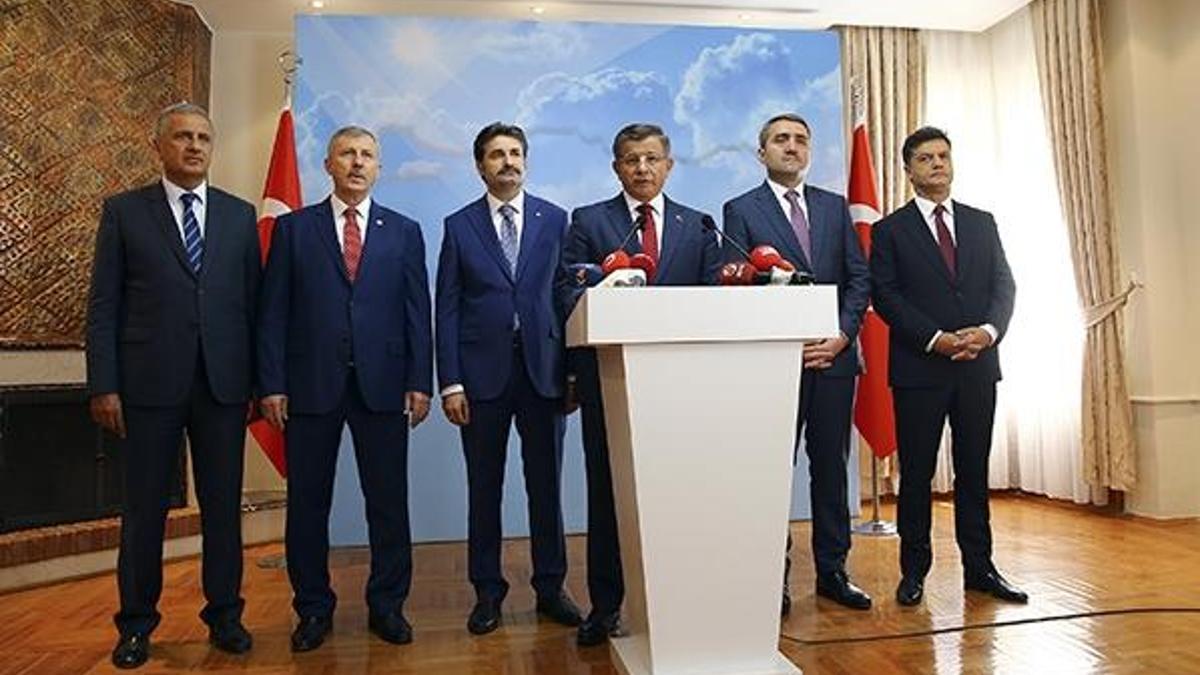Eski Başkan Ahmet Davutoğlu AK Parti'den istifa etti!
