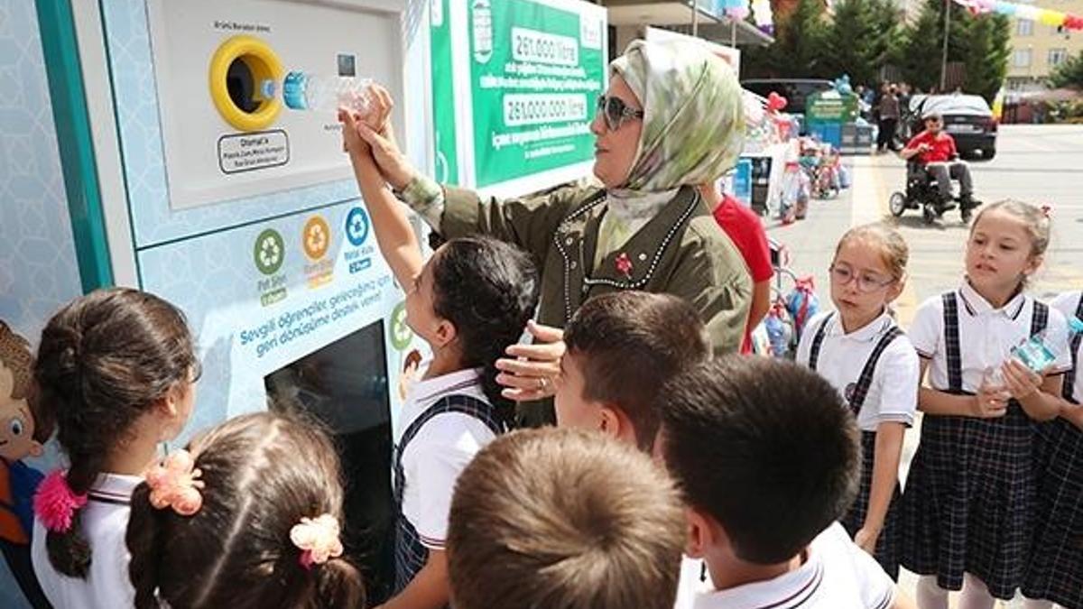 Emine Erdoğan, öğrencilere atıktan üretilen defter dağıttı