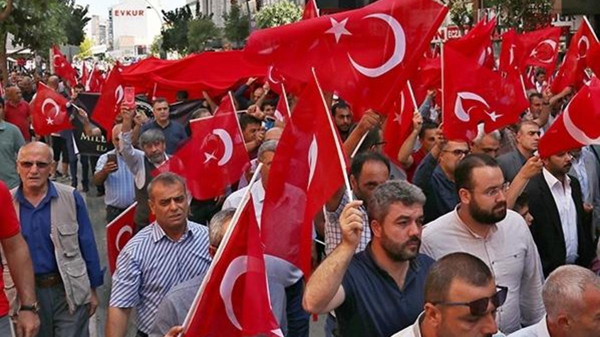"Teröre Lanet, Kardeşliğe Davet" mitingleri!  Bayrağı alan meydanlara çıktı