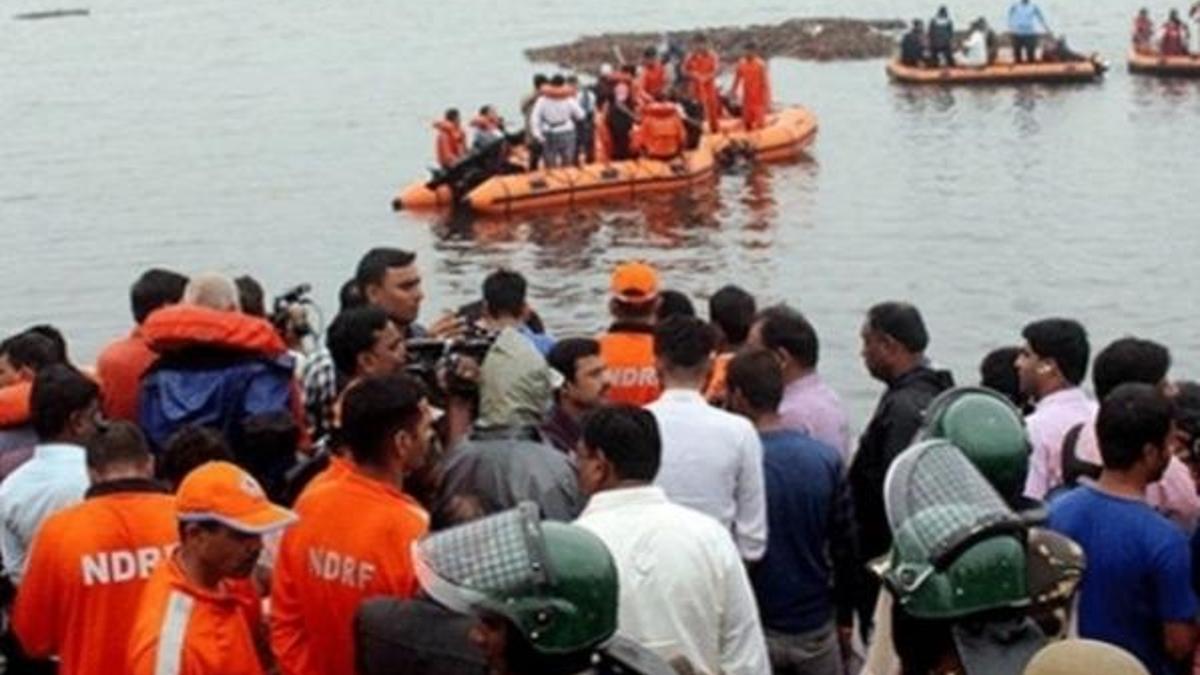 Hindistan'da gezi teknesi alabora oldu: 12 ölü, 35 kayıp