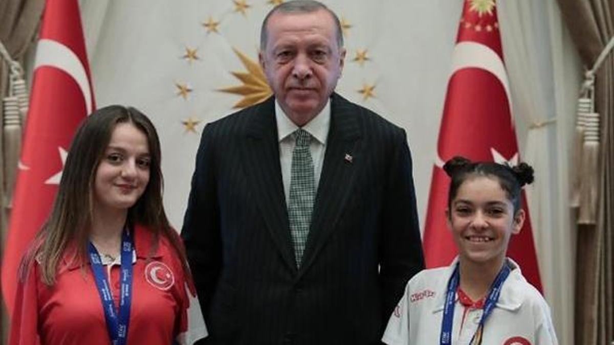 Erdoğan, milli sporcular Sümeyye ve Sevilay'ı kabul etti